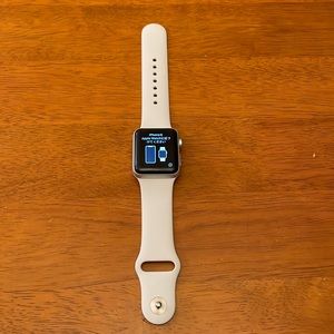 38 mm Apple Watch Series 3 silver aluminum with white sport band with charger